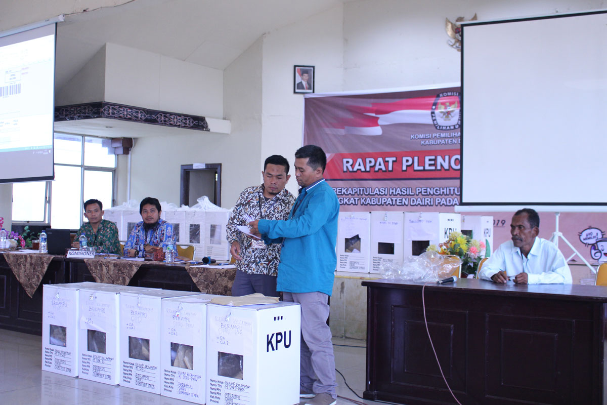 Rapat Pleno Rekapitulasi Hasil Perolehan Peritungan Suara di Kabupaten Dairi Tahun 2019