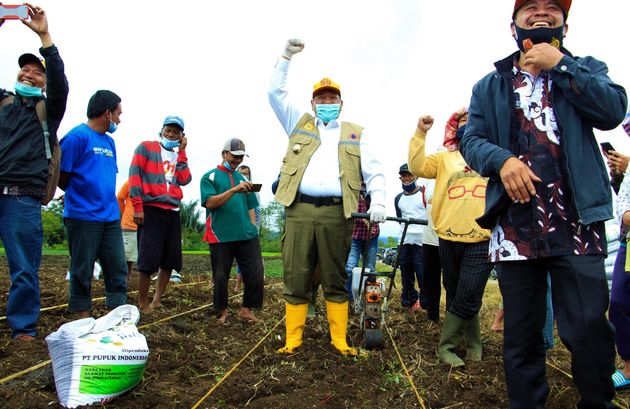 Bupati Dairi Tanam Jagung Bersama Dan Resmikan Pos Satkam Lingkungan Di Desa Kalang Simbara