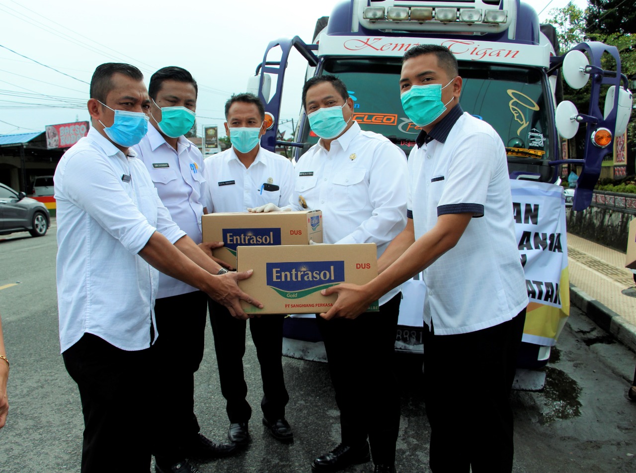 Bupati dan Wakil Bupati Dairi Berangkatkan 30.000 Susu Untuk Lansia
