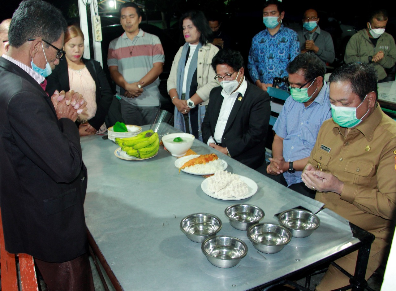 Kunjungi Silahisabungan, Masyarakat Suguhkan Makanan Khas Batak ke Rektor UNIKA
