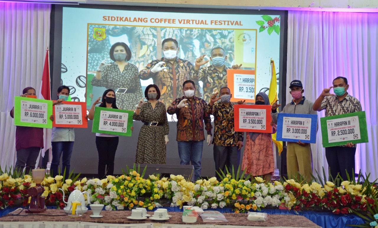 Bupati Dairi Tutup Festival Kopi Sidikalang, Kelompok Tani Ina Nalambok Parbuluan Juara I Lomba Green Bean Arabika