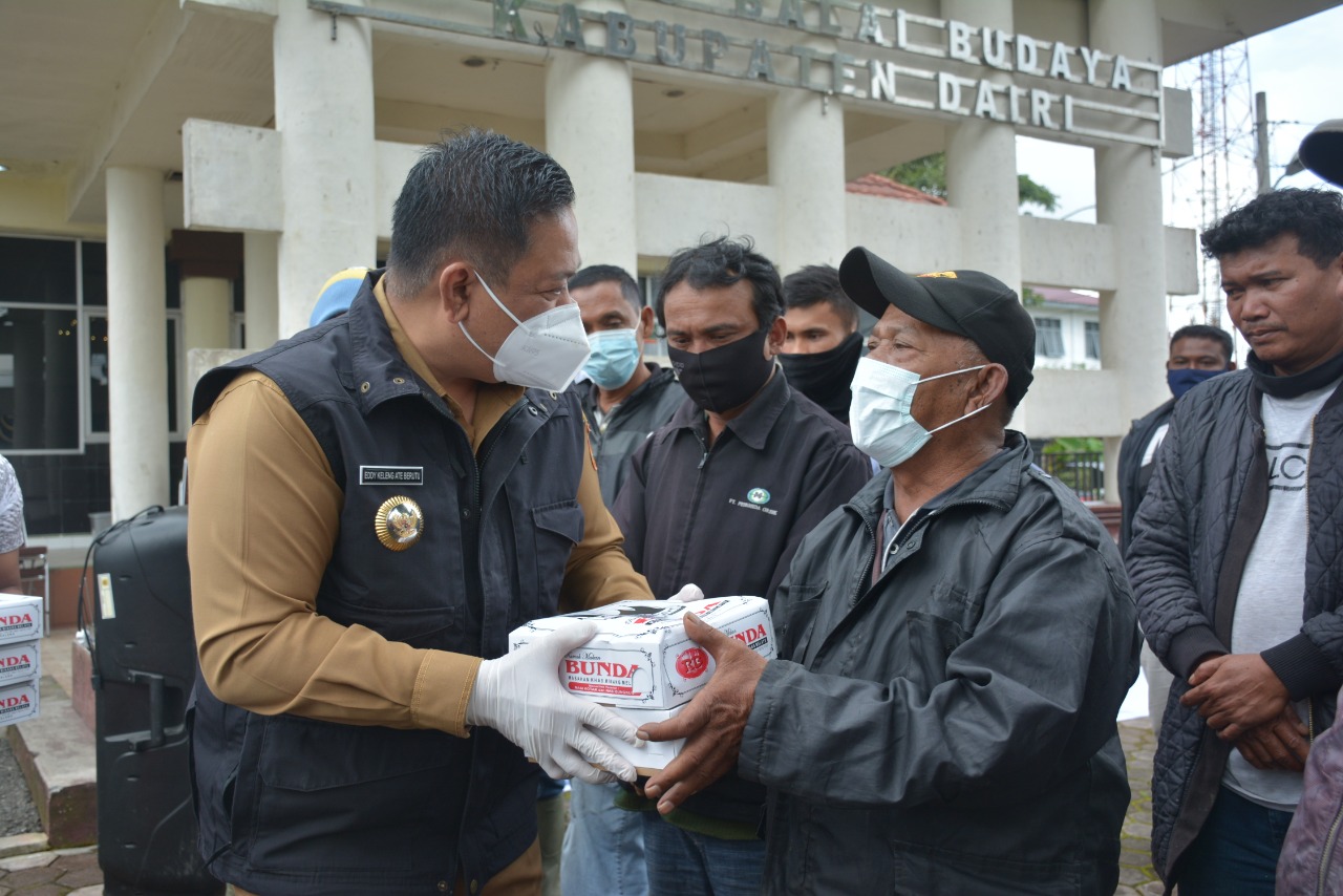 Ketua DPC RKLA Dairi Berbagi Nasi Kotak Kepada Abang Becak Bermotor